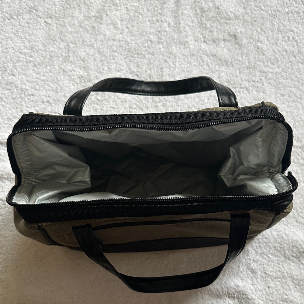 Arctic Zone Olive Green and Black Two-Tone Lunch Bag - Picture 3 of 3